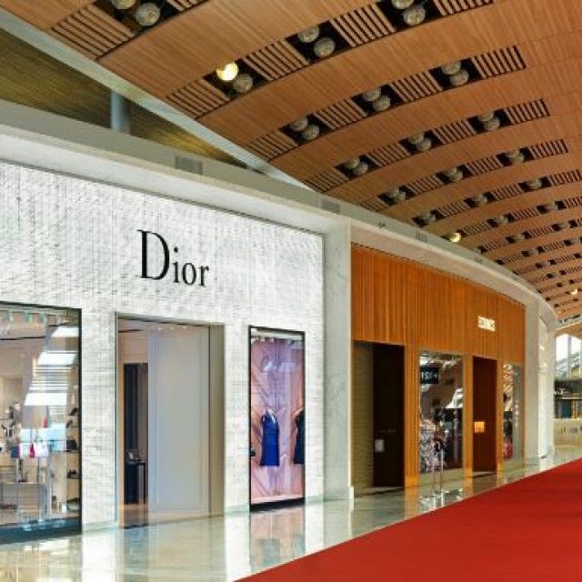Dior : shopping de luxe, mode & accessoires à Paris-Charles De Gaulle