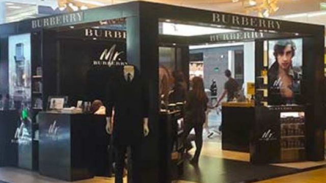Burberry : shopping de luxe, mode & accessoires à Paris-Charles De Gaulle