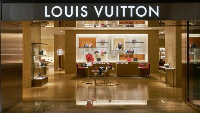 LOUIS VUITTON : shopping de luxe, mode & accessoires à Paris-Charles De Gaulle