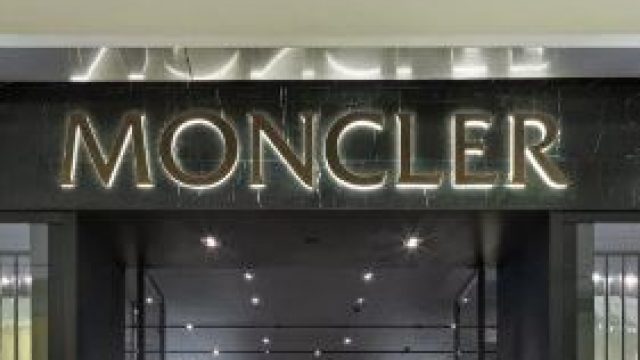 MONCLER : shopping de produits de luxes, modes & accessoires à Paris-Charles De Gaulle