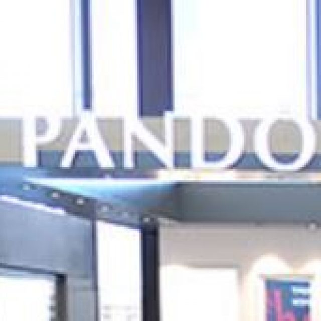 Pandora : shopping de produits de luxes, modes & accessoires à Paris-Charles De Gaulle
